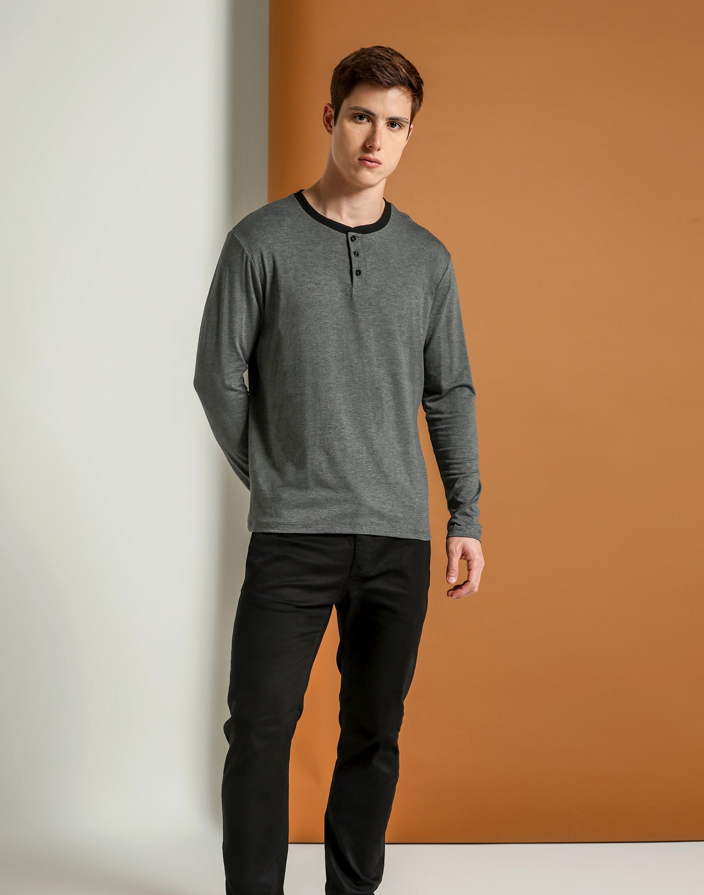 CAMISETA MANGA LONGA HENLEY CONTRASTE PRETO