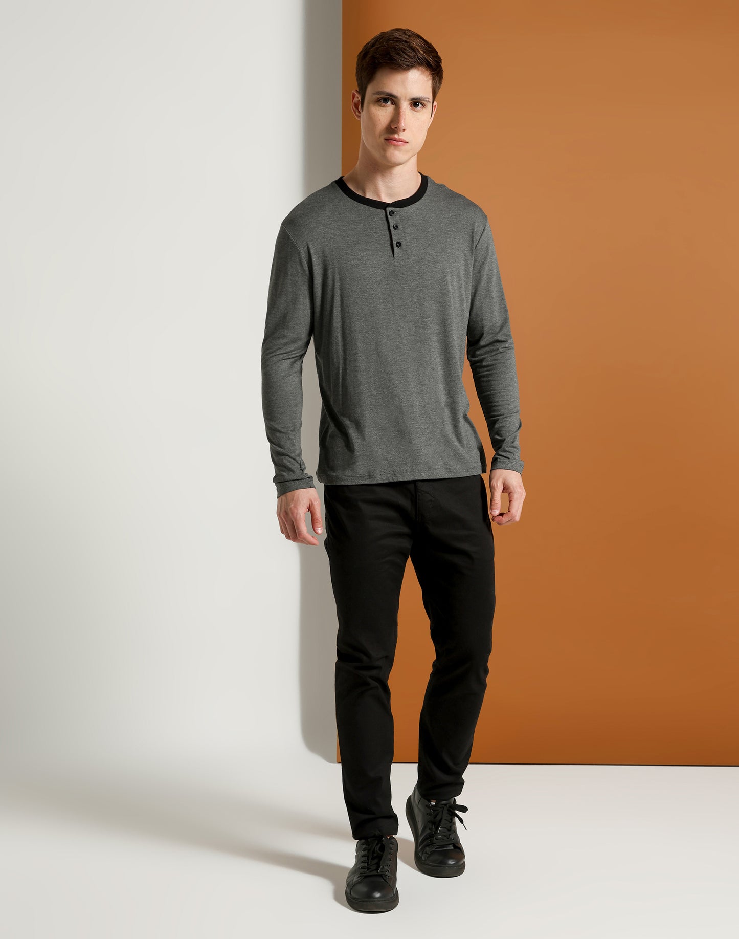 CAMISETA MANGA LONGA HENLEY CONTRASTE PRETO