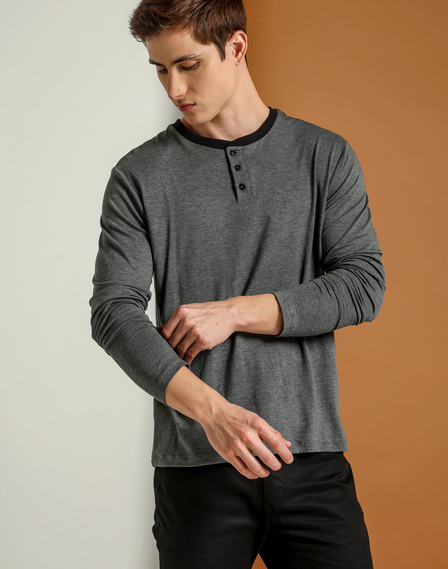 CAMISETA MANGA LONGA HENLEY CONTRASTE PRETO